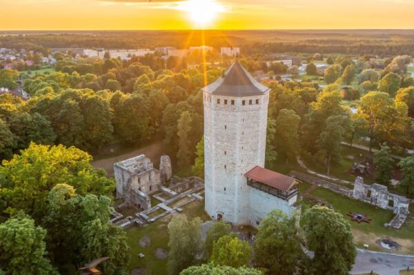 LIEPA Smagi kelionė į Estiją: Paidė, rožių ir vyno miestas Poltsamaa, Tartu